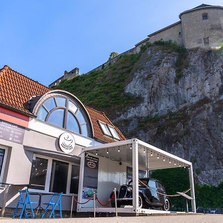 Lovely 4-Bedroom Flat In Historical Center With Stunning View Trenčín Exteriér fotografie
