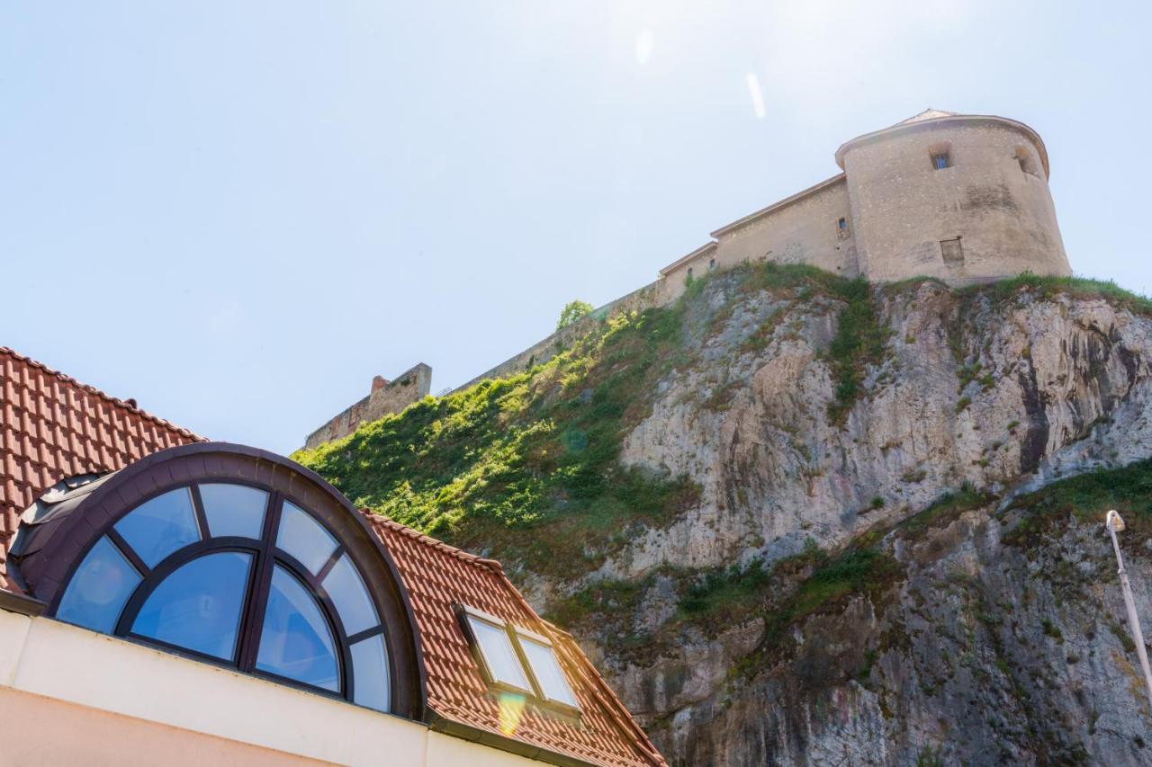Lovely 4-Bedroom Flat In Historical Center With Stunning View Trenčín Exteriér fotografie