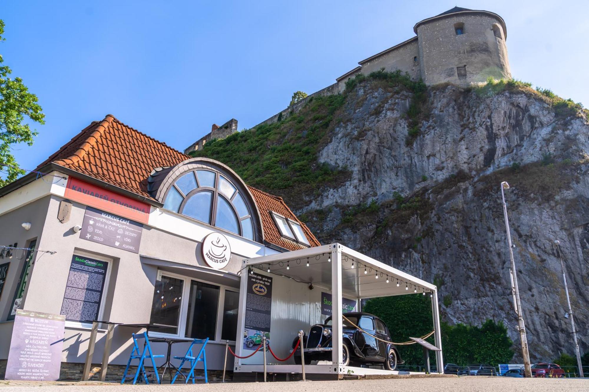 Lovely 4-Bedroom Flat In Historical Center With Stunning View Trenčín Exteriér fotografie